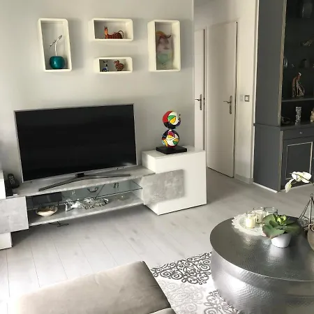 Ideal Couple, Magnifique 2 Pieces Piscine Apartment *