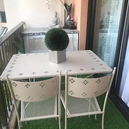 Ideal Couple, Magnifique 2 Pieces Piscine Apartment *