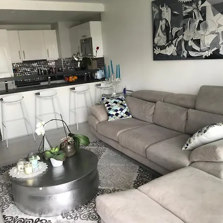 Ideal Couple, Magnifique 2 Pieces Piscine Apartment *